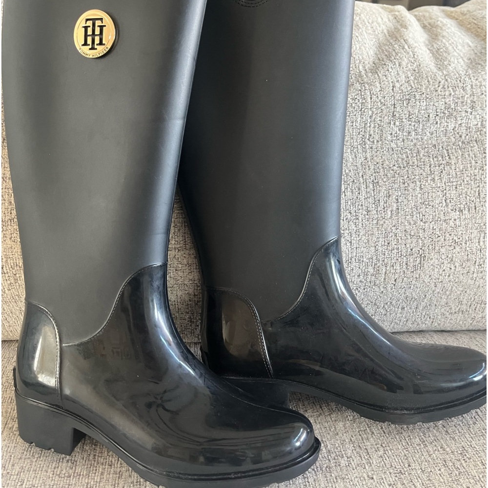 New without tag rain boots 6M